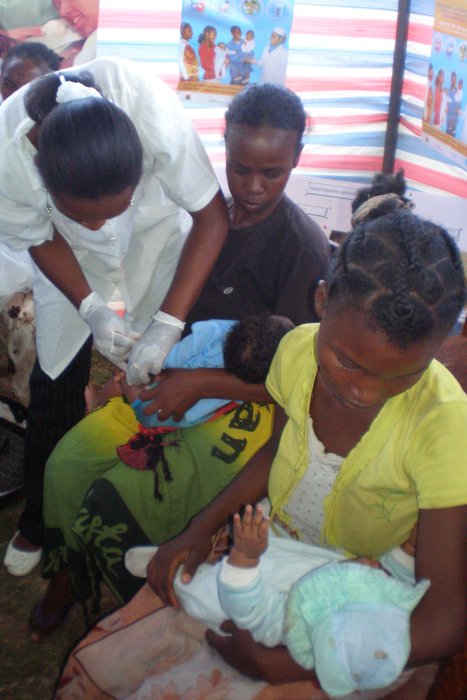  Madagascar a également effectué une demande de soutien pour le vaccin antirotavirus qui protège contre l’une des causes principales causes de la diarrhée sévère et aiguë. Elle a été approuvée par GAVI en septembre 2011.